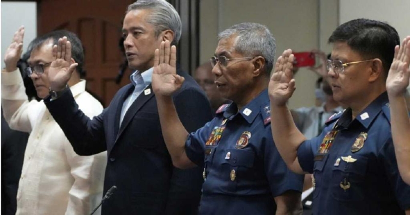 托瑞（右2）于今年6月初出任菲律宾国家警署警察总长。（图／美联社）